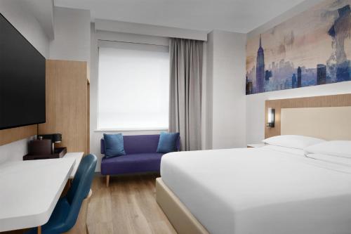 Habitación con cama extragrande del hotel Hyatt Herald Square New York. Foto 4