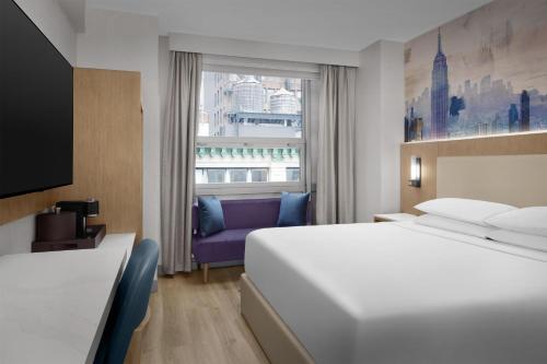 Habitación con cama extragrande y vistas a la ciudad del hotel Hyatt Herald Square New York. Foto 3