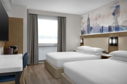 Habitación con 2 camas grandes y vistas a la ciudad del hotel Hyatt Herald Square New York. Foto 9