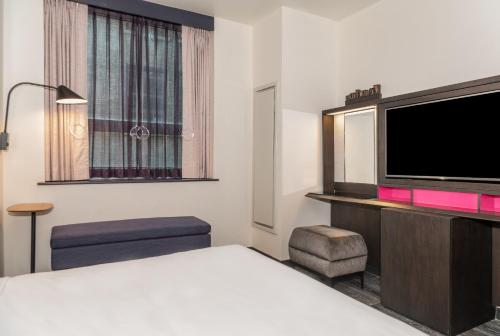 Habitación con cama extragrande y ducha adaptada - Adaptada para personas de movilidad reducida del hotel Hyatt Herald Square New York. Foto 5