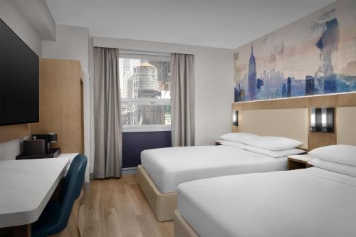 Habitación con 2 camas grandes y vistas a la ciudad del hotel Hyatt Herald Square New York. Foto 3