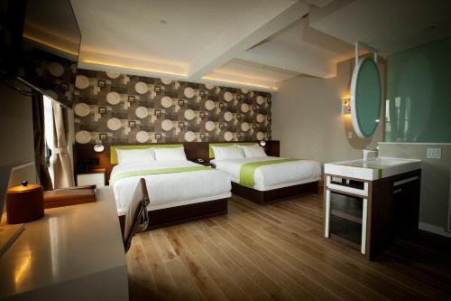Habitación con 2 camas grandes del hotel NobleDEN. Foto 3