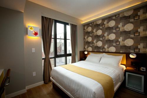 Habitación con cama grande del hotel NobleDEN. Foto 2