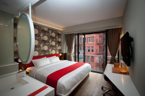 Habitación con cama extragrande y balcón de Julieta del hotel NobleDEN. Foto 3
