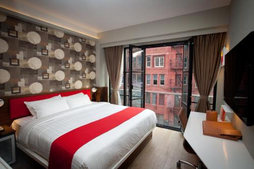 Habitación con cama extragrande y balcón de Julieta del hotel NobleDEN. Foto 4