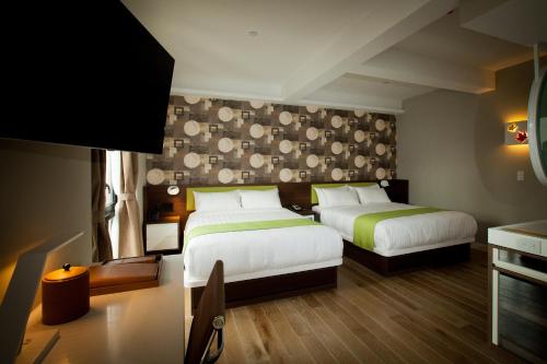 Habitación con 2 camas grandes del hotel NobleDEN. Foto 1