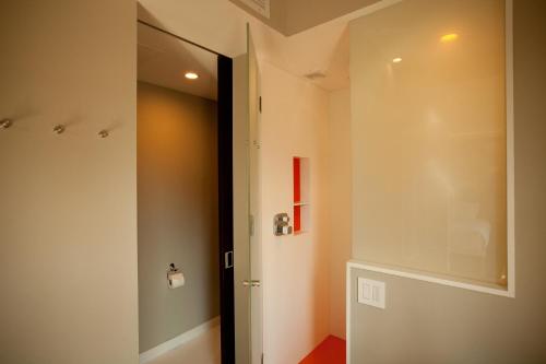 Habitación con cama extragrande y balcón de Julieta del hotel NobleDEN