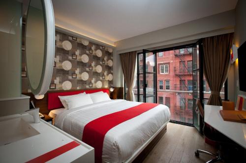 Habitación con cama extragrande y balcón de Julieta del hotel NobleDEN. Foto 2