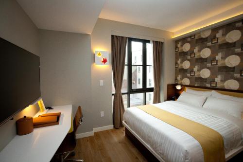 Habitación con cama grande del hotel NobleDEN