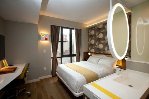 Habitación con cama grande del hotel NobleDEN. Foto 1