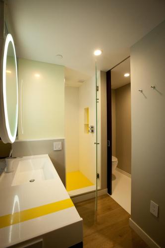 Habitación con cama grande del hotel NobleDEN. Foto 4