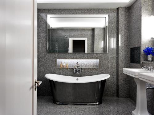 Suite Junior Deluxe del hotel Haymarket Hotel, Firmdale Hotels. Foto 7