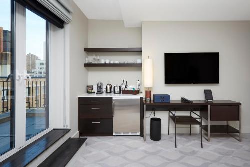 Habitación adaptada para personas con discapacidad (DLXA) - 1 cama extragrande del hotel The Marmara Park Avenue. Foto 1