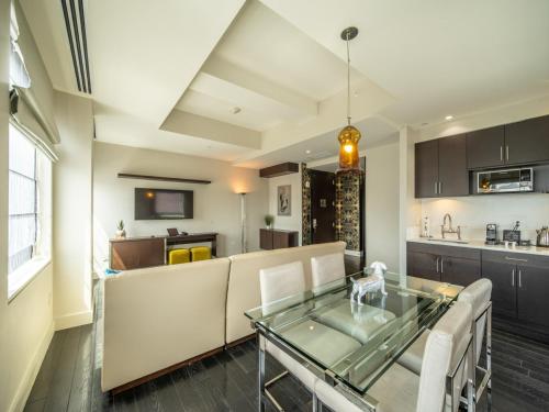 Suite con cama grande del hotel The Marmara Park Avenue. Foto 3