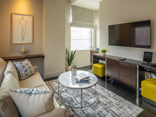Suite con cama extragrande del hotel The Marmara Park Avenue