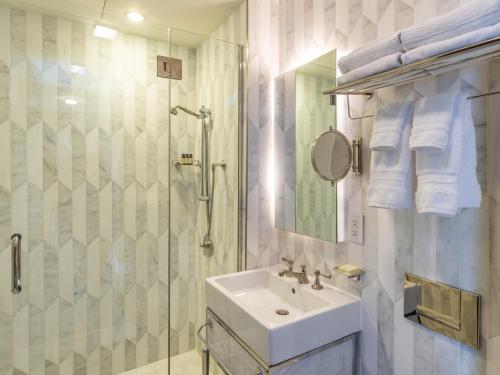Suite con cama extragrande del hotel The Marmara Park Avenue. Foto 4