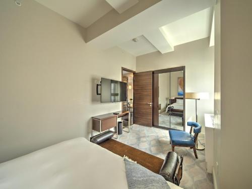 Suite con cama extragrande del hotel The Marmara Park Avenue. Foto 6