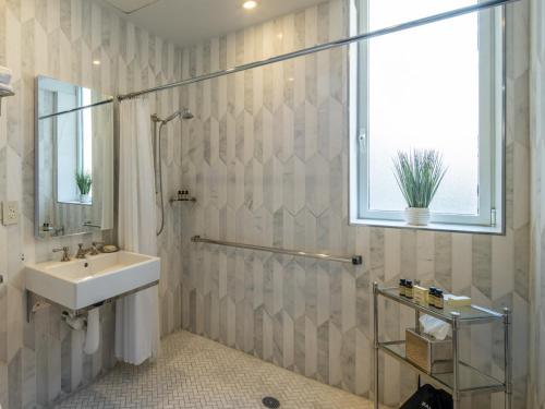 Suite Junior Clásica accesible (STUKA) del hotel The Marmara Park Avenue. Foto 3