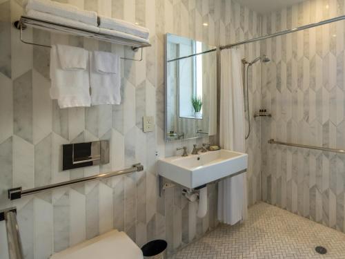 Suite Junior Clásica accesible (STUKA) del hotel The Marmara Park Avenue. Foto 4