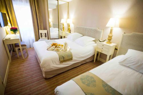Habitación Triple del hotel Champerret Héliopolis. Foto 1