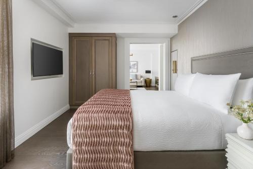 Suite de 1 dormitorio con cama extragrande del hotel The Wallace