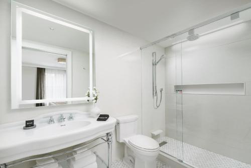 Suite de 1 dormitorio con cama extragrande del hotel The Wallace. Foto 2