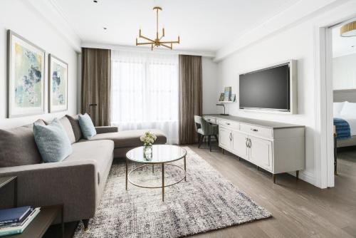 Suite de un dormitorio con 2 camas dobles grandes del hotel The Wallace