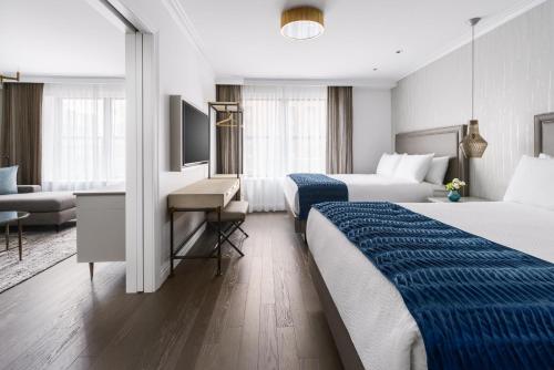 Suite de un dormitorio con 2 camas dobles grandes del hotel The Wallace. Foto 1