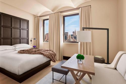 Habitación Doble Superior con vistas a la ciudad - Cama doble grande del hotel The New York Edition