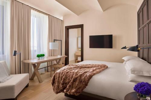 Habitación adaptada para personas con movilidad reducida, con ducha accesible en silla de ruedas - 1 cama extragrande o 1 cama grande del hotel The New York Edition