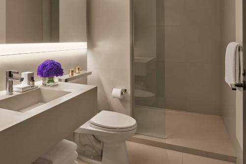 Habitación adaptada para personas con movilidad reducida, con ducha accesible en silla de ruedas - 1 cama extragrande o 1 cama grande del hotel The New York Edition. Foto 1