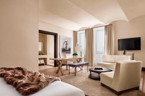 Suite Loft adaptada para personas con movilidad reducida, con vistas a la ciudad y ducha accesible en silla de ruedas - 1 cama extragrande del hotel The New York Edition