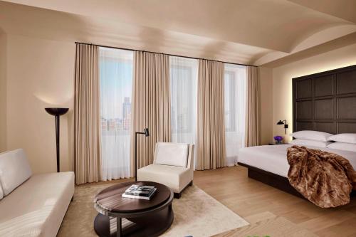 Suite Loft adaptada para personas con movilidad reducida, con vistas a la ciudad y ducha accesible en silla de ruedas - 1 cama extragrande del hotel The New York Edition. Foto 1