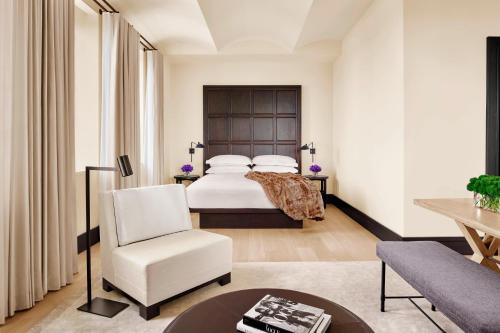 Suite Loft adaptada para personas con movilidad reducida, con vistas a la ciudad y ducha accesible en silla de ruedas - 1 cama extragrande del hotel The New York Edition. Foto 2