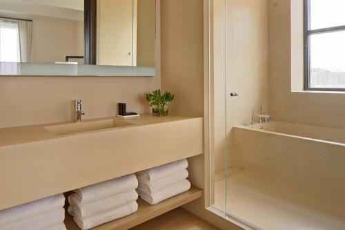 Suite Loft adaptada para personas con movilidad reducida, con vistas a la ciudad y ducha accesible en silla de ruedas - 1 cama extragrande del hotel The New York Edition. Foto 3