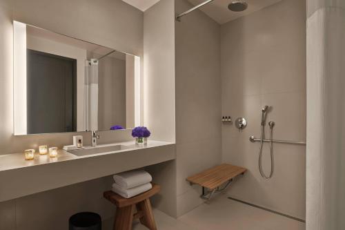 Suite Loft adaptada para personas con movilidad reducida, con vistas a la ciudad y ducha accesible en silla de ruedas - 1 cama extragrande del hotel The New York Edition. Foto 8