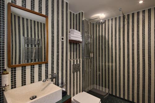Habitación con cama extragrande y balcón del hotel D'argenson