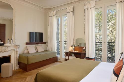 Habitación con cama extragrande y balcón del hotel D'argenson. Foto 1