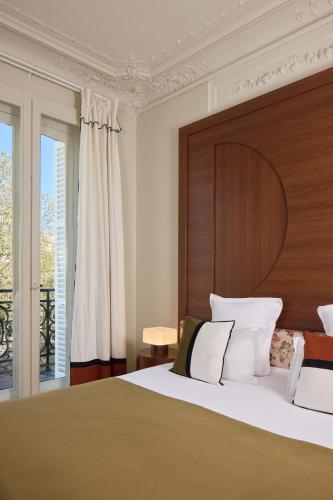 Habitación con cama extragrande y balcón del hotel D'argenson. Foto 2