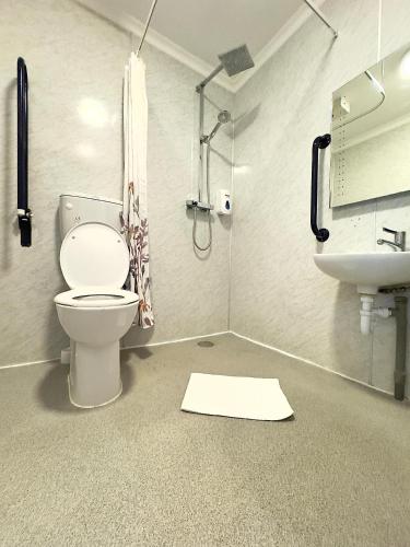 Habitación Doble adaptada para personas con movilidad reducida del hotel Epsilon. Foto 3
