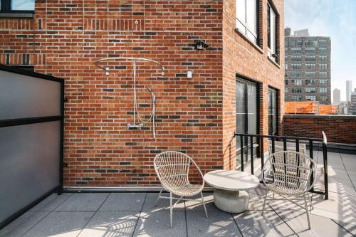 Alojamiento con terraza - 1 cama grande del hotel Arlo Soho. Foto 2