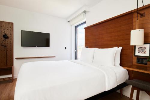 Habitación con patio adaptada para personas con movilidad reducida - Cama grande del hotel Arlo Soho. Foto 2