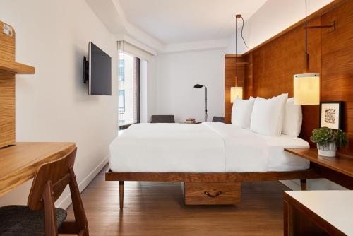Habitación con cama grande y vistas al patio del hotel Arlo Soho. Foto 1
