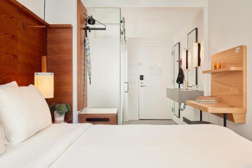 Habitación con cama grande y vistas a la ciudad del hotel Arlo Soho. Foto 2