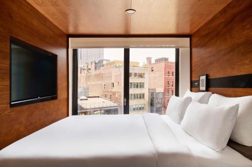 Habitación con cama extragrande y vistas a la ciudad del hotel Arlo Soho. Foto 3