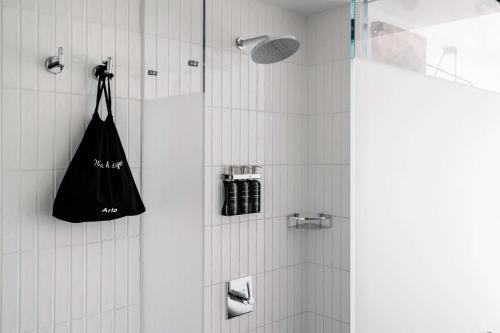 Habitación con cama grande y vistas al patio del hotel Arlo Soho. Foto 4