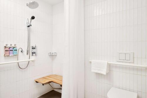 Habitación con patio adaptada para personas con movilidad reducida - Cama grande del hotel Arlo Soho. Foto 3