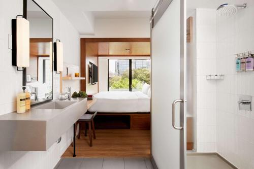 Habitación con cama extragrande y vistas a la ciudad del hotel Arlo Soho. Foto 1