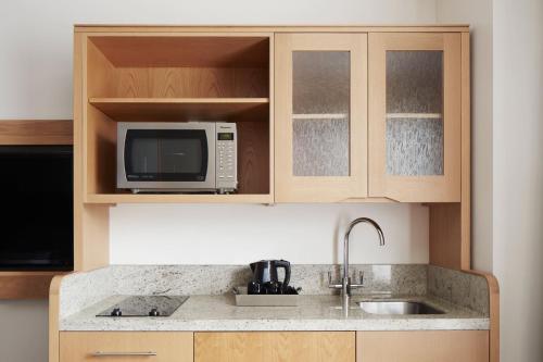 Suite de 1 dormitorio con cocina americana del hotel Club Quarters Covent Garden Holborn. Foto 5