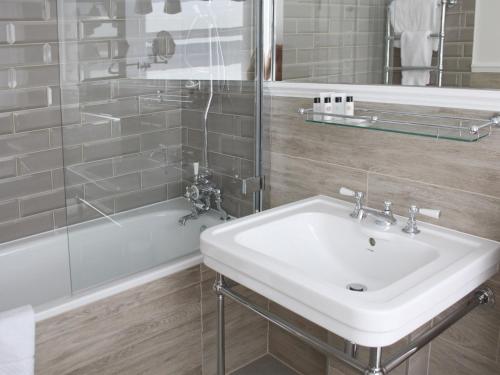 Habitación Doble Superior del hotel The Clerk and Well Pub and Rooms. Foto 4